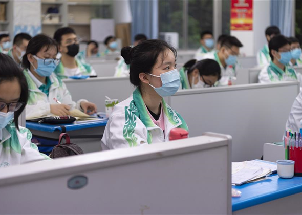 Senior Students at Xiangyang's High School Take Face-to-Fac